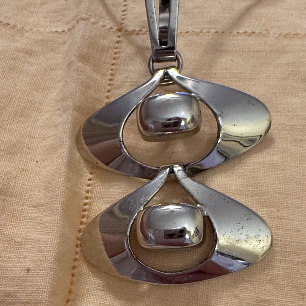 Elegant Silver Necklace - Picture 3 of 8
